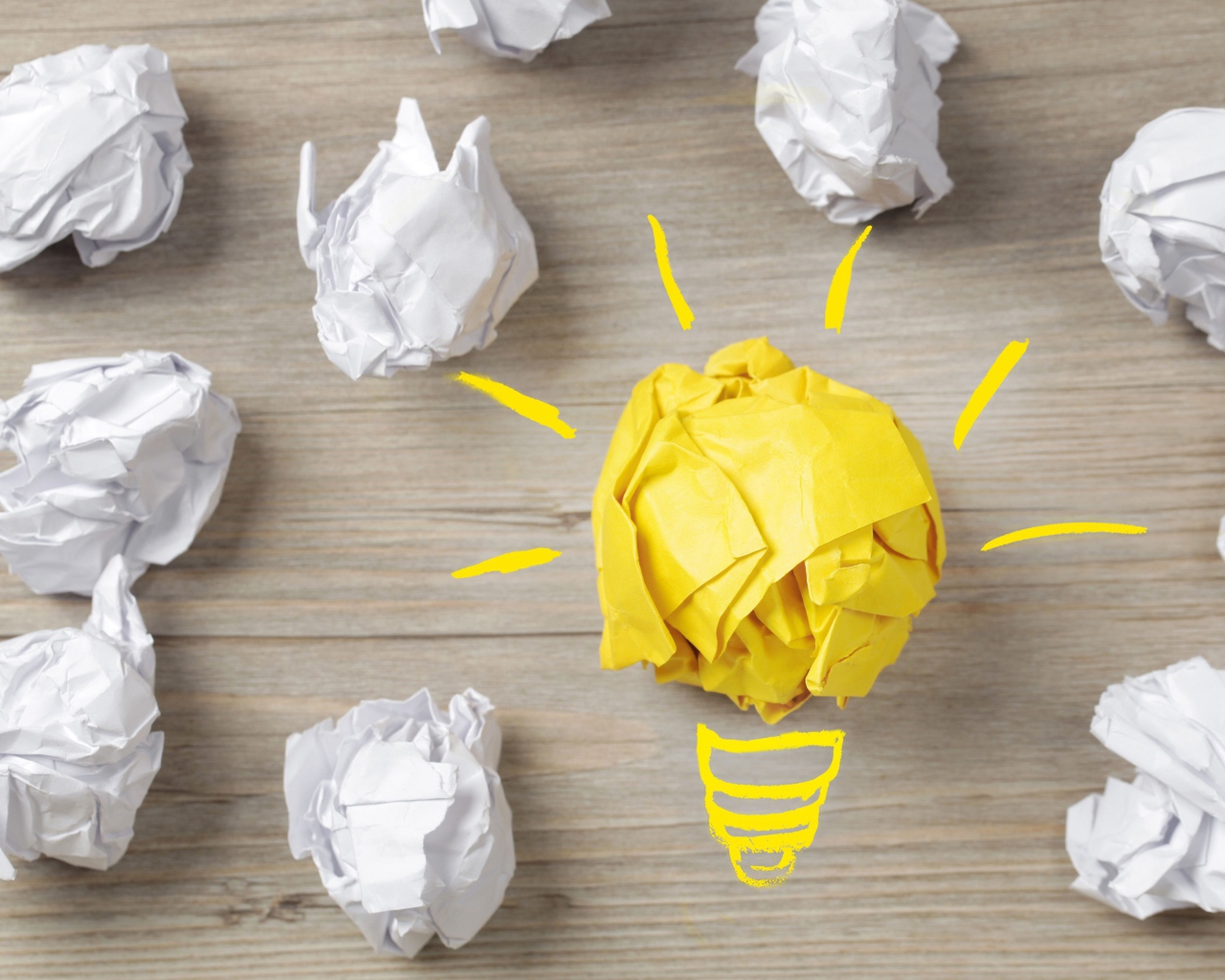 Комок желтой бумаги среди белых