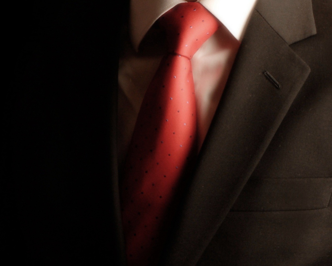 Мужчина в костюме и красном галстуке