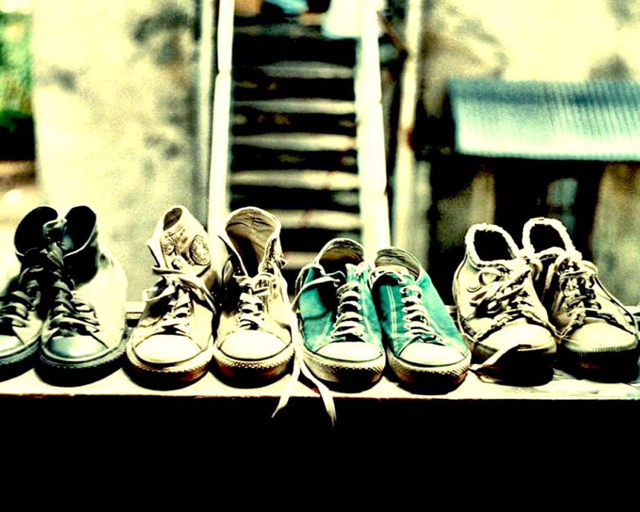 Пары обуви на подставке