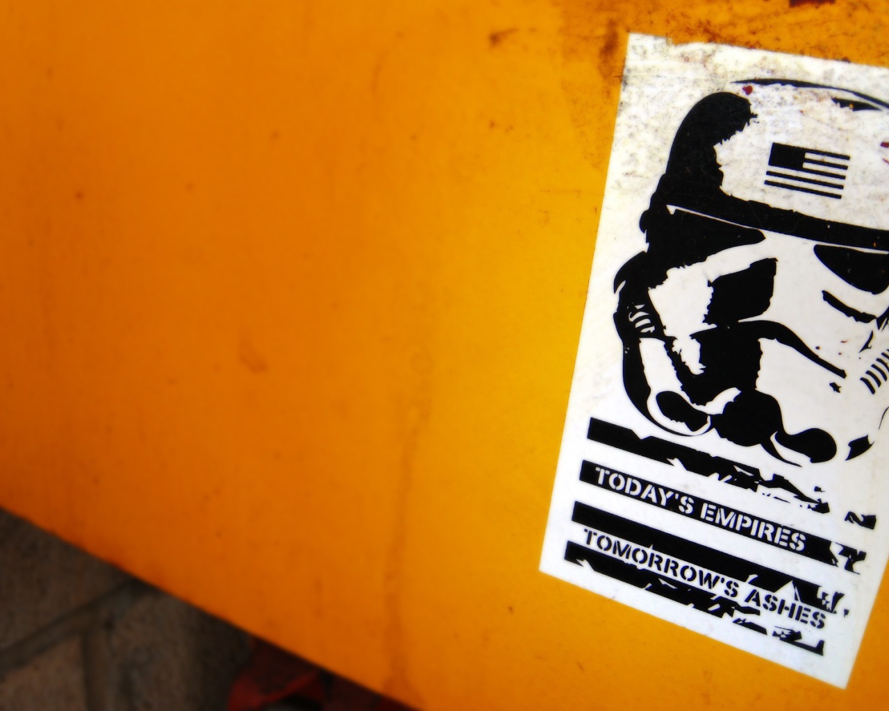 Плакат на оранжевой стене