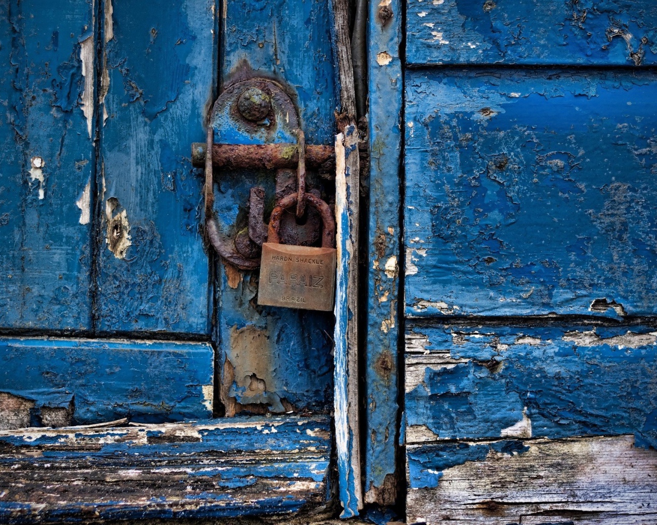 Ржавый замок на деревянной двери