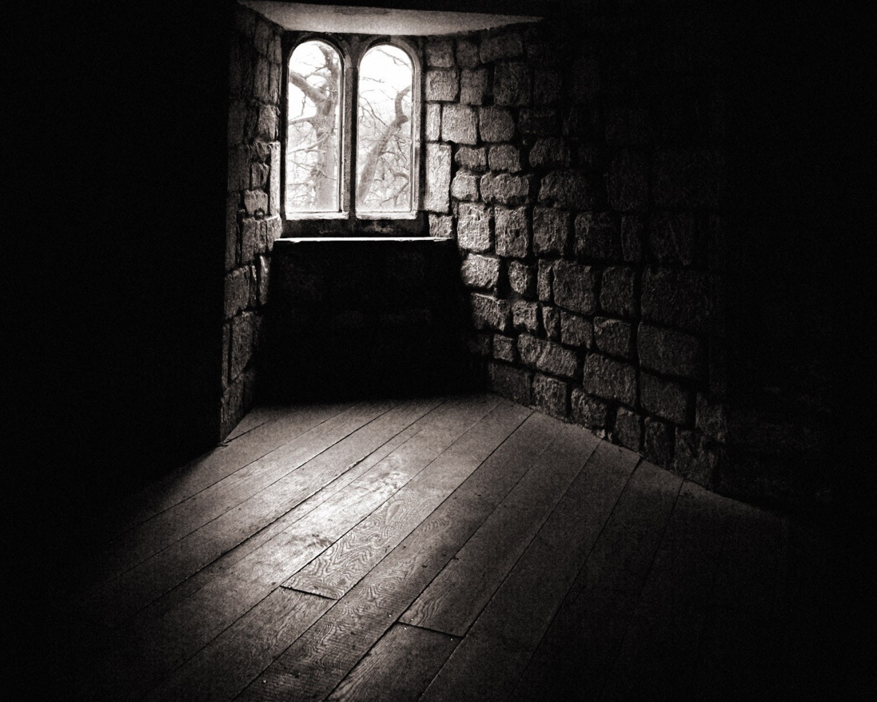 Маленькое окошко в каменных стенах