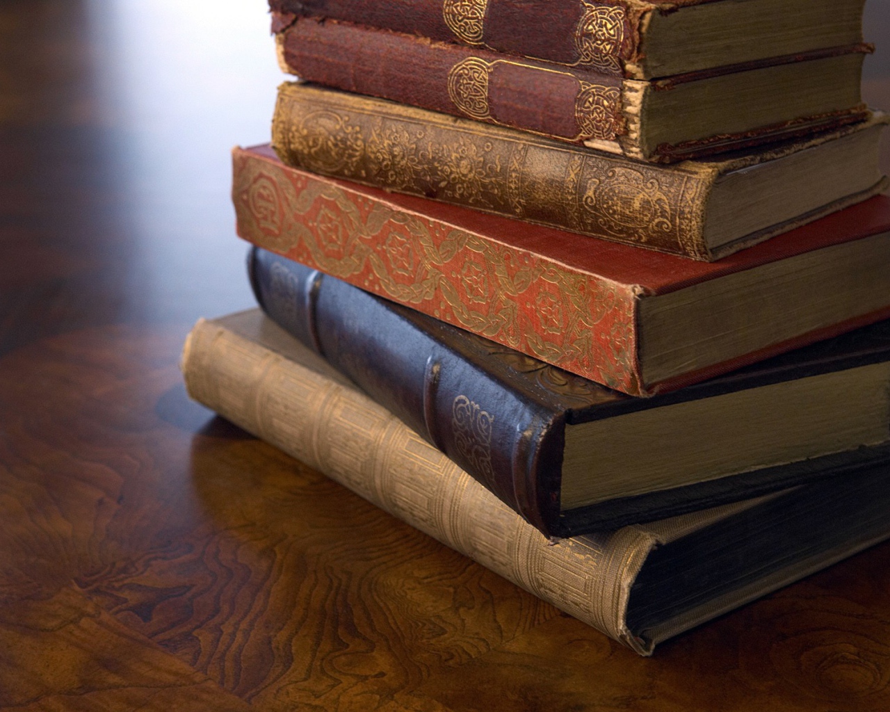 Стопка старинных книг на деревянной поверхности