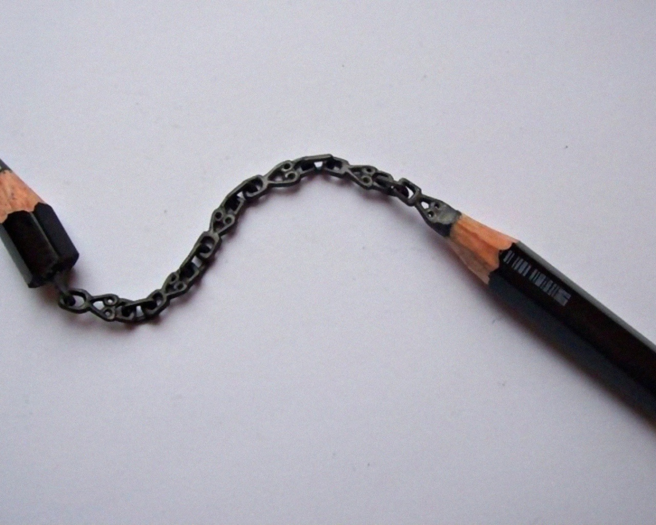 Произведение искусства из черного карандаша