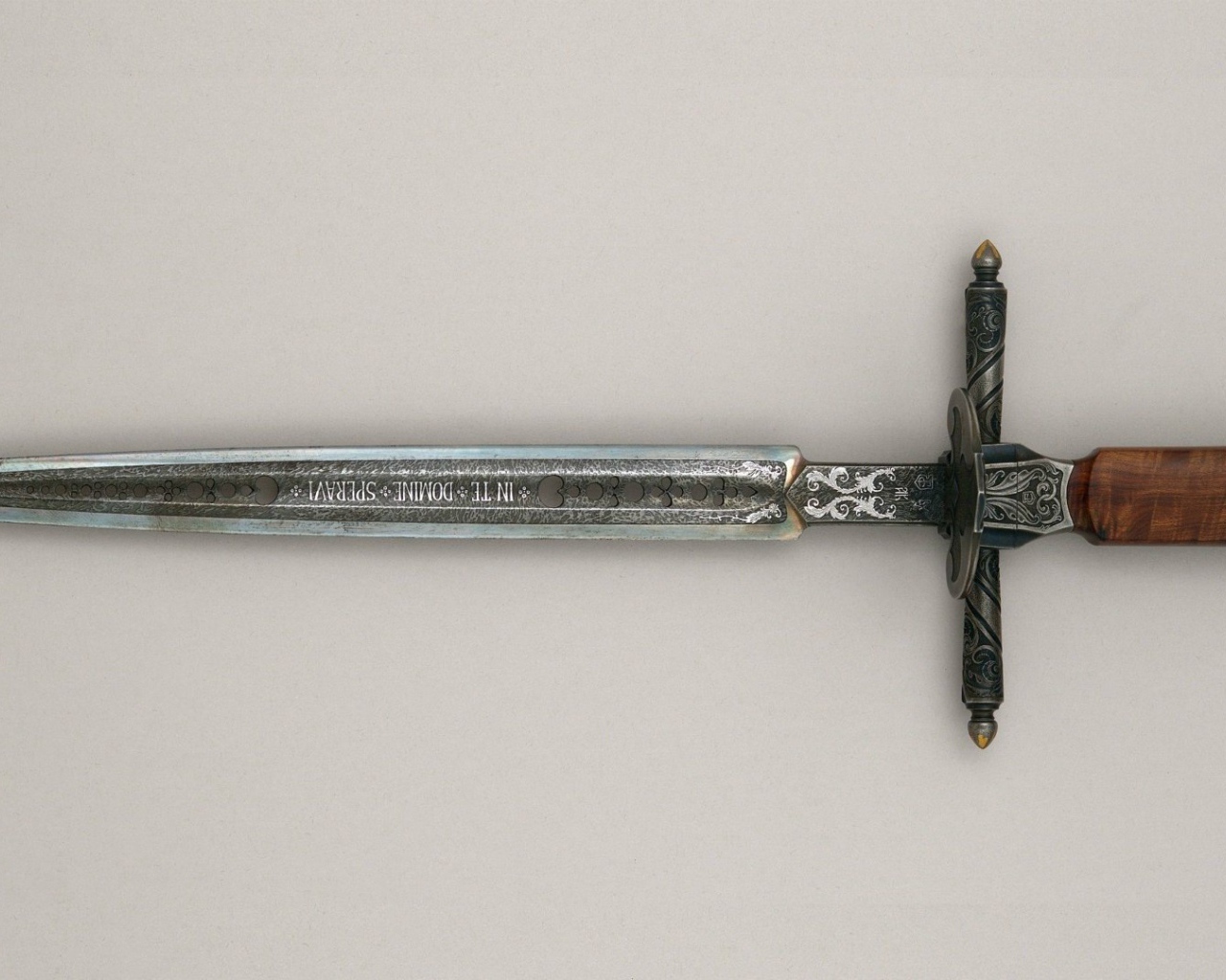 Старинный клинок с резьбой