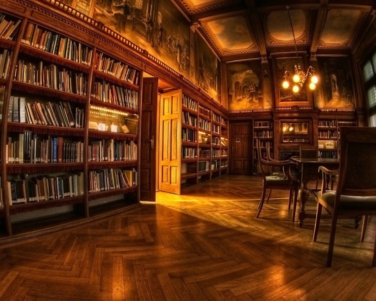 Старинная мебель в домашней библиотеке