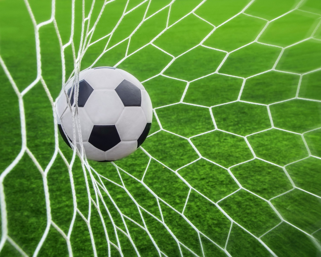 Мяч в сетке футбольных ворот