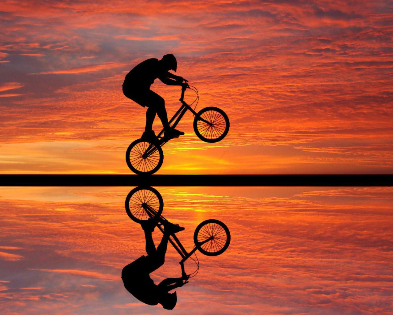 Езда на велосипеде на фоне заката