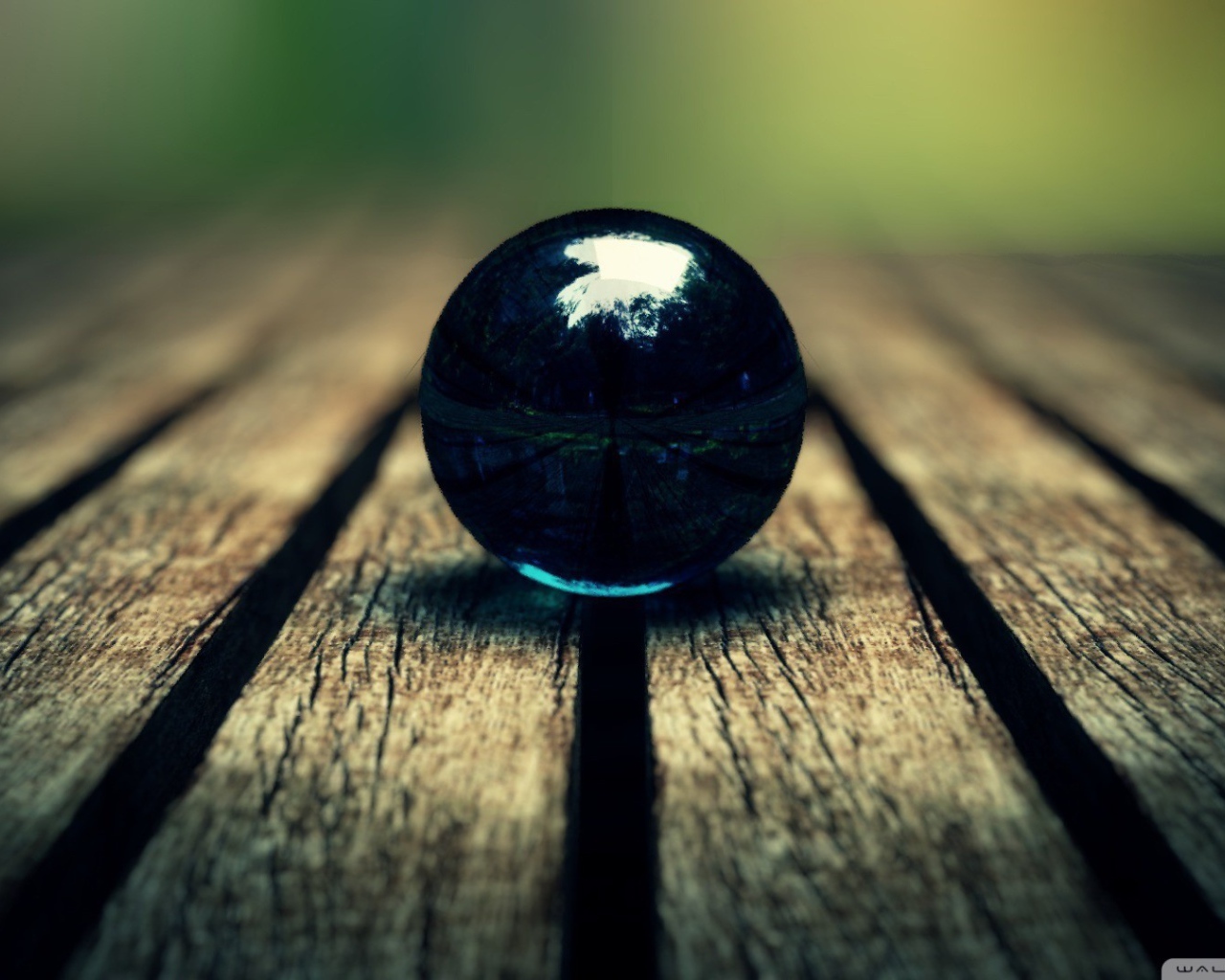 Черный зеркальный шар на досках