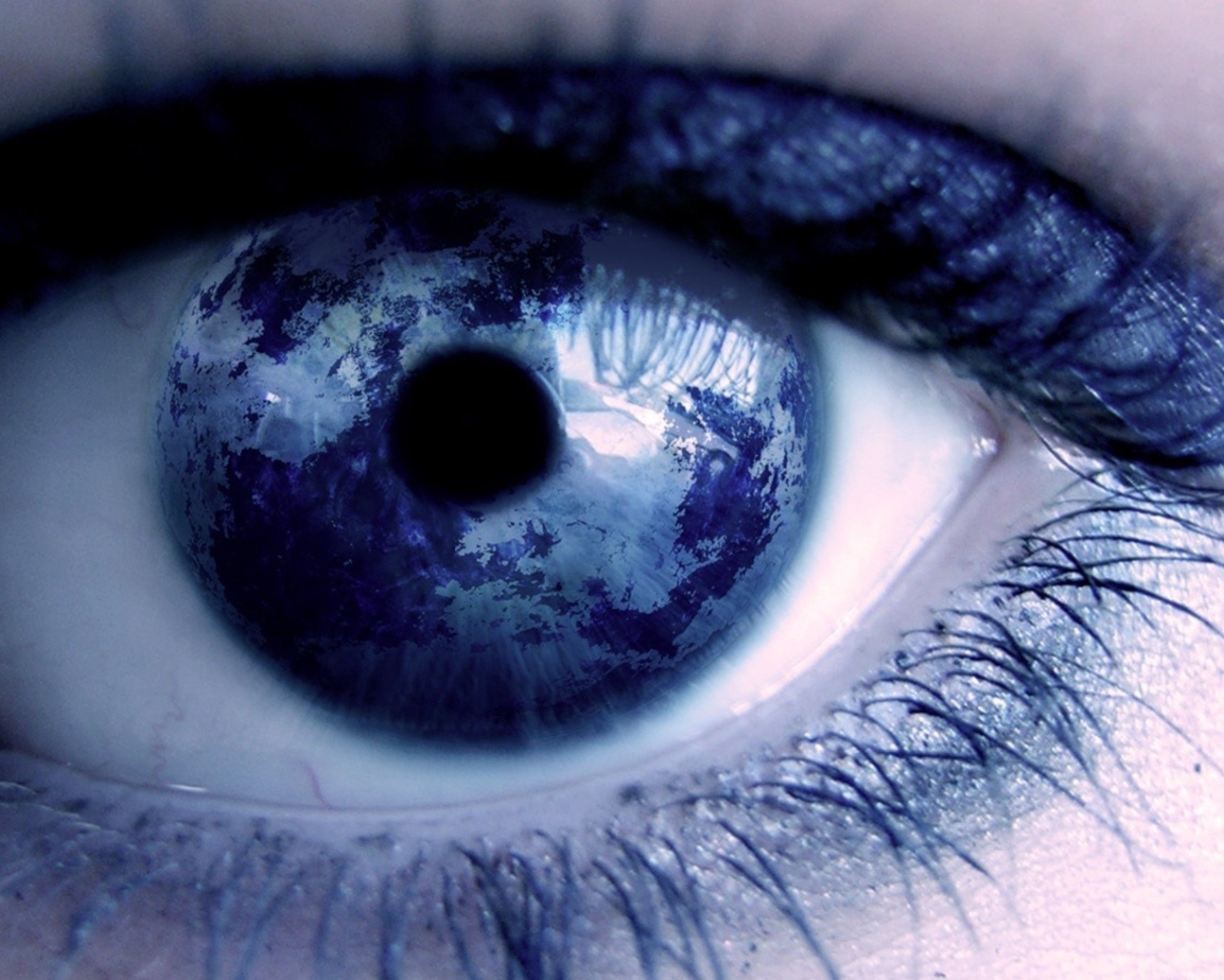 Голубая планета отражается в глазу