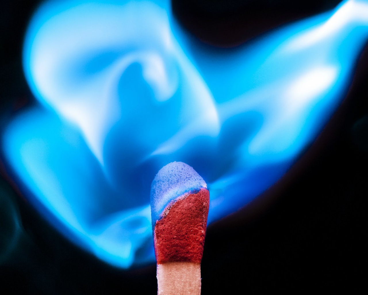 Голубое пламя спички