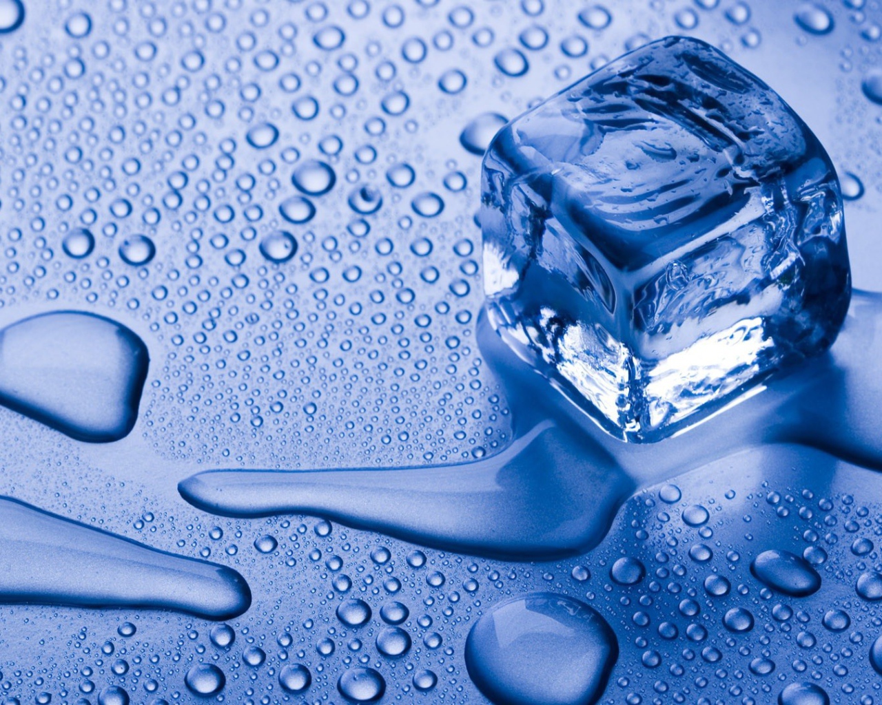 Кубик голубого льда