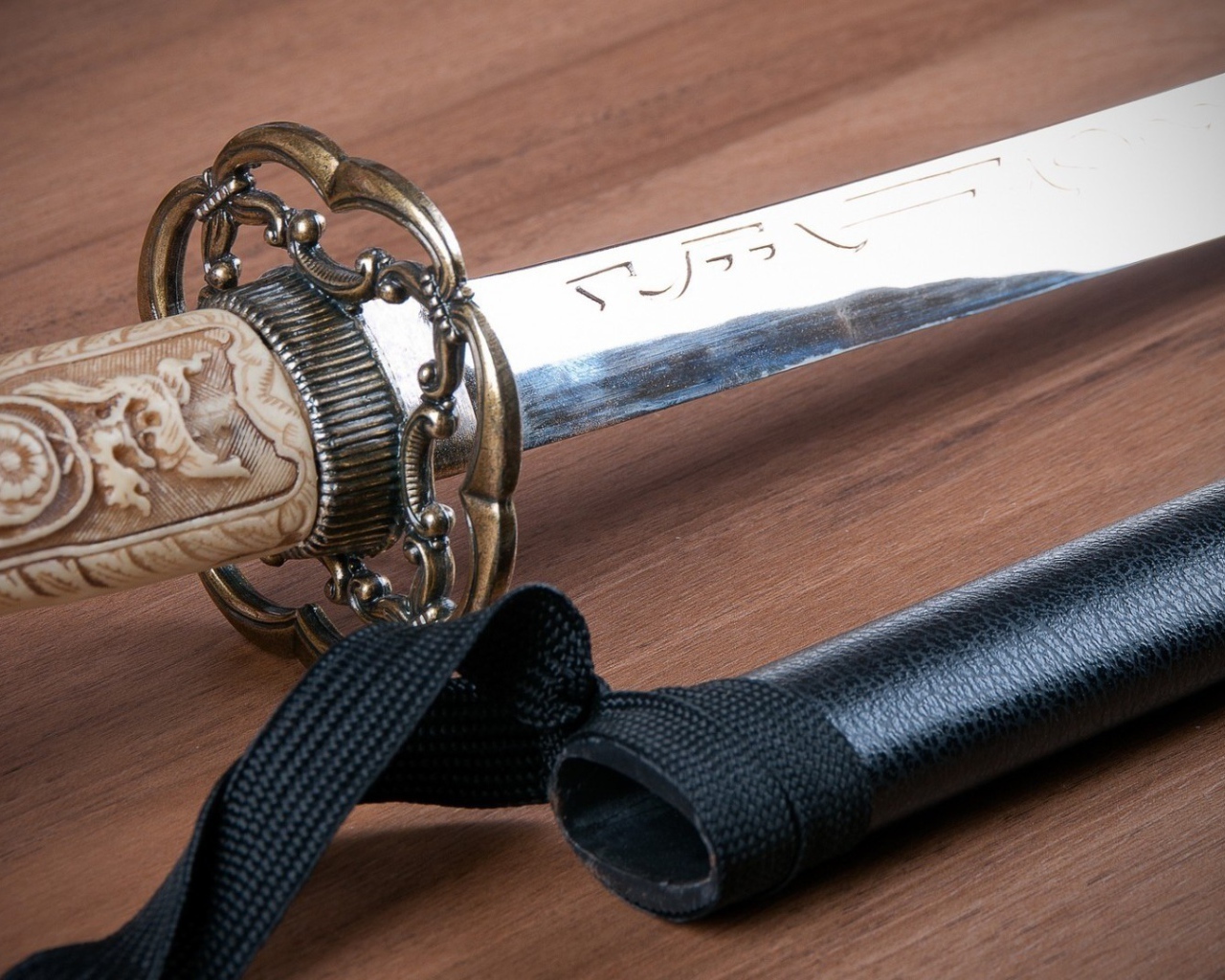 Костяная рукоять катаны