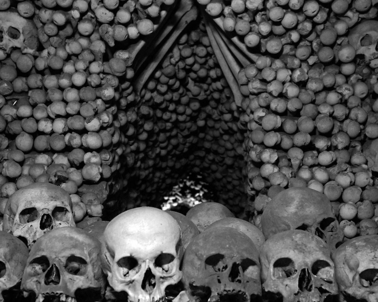 Кости и черепа в склепе