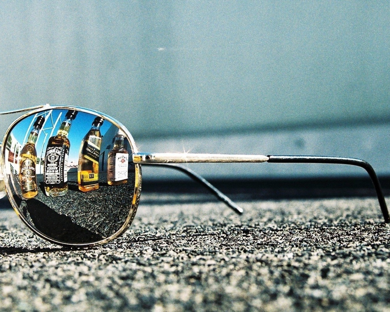 Бутылки с алкоголем отражаются в очках