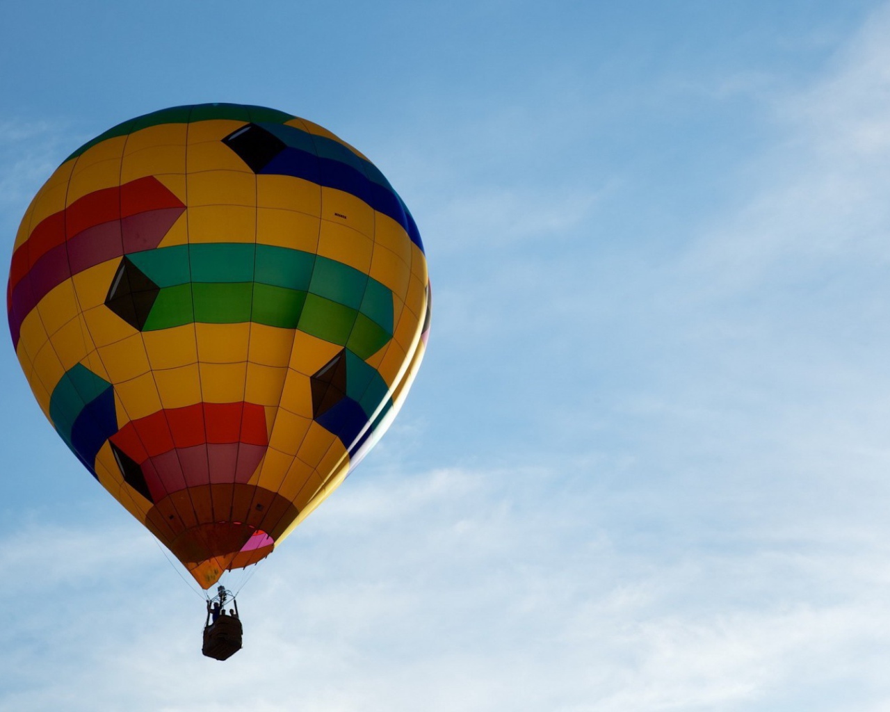 Яркий воздушный шар в небе