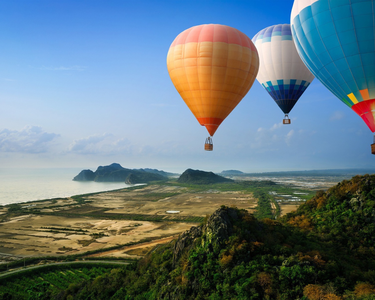 Яркие воздушные шары над побережьем