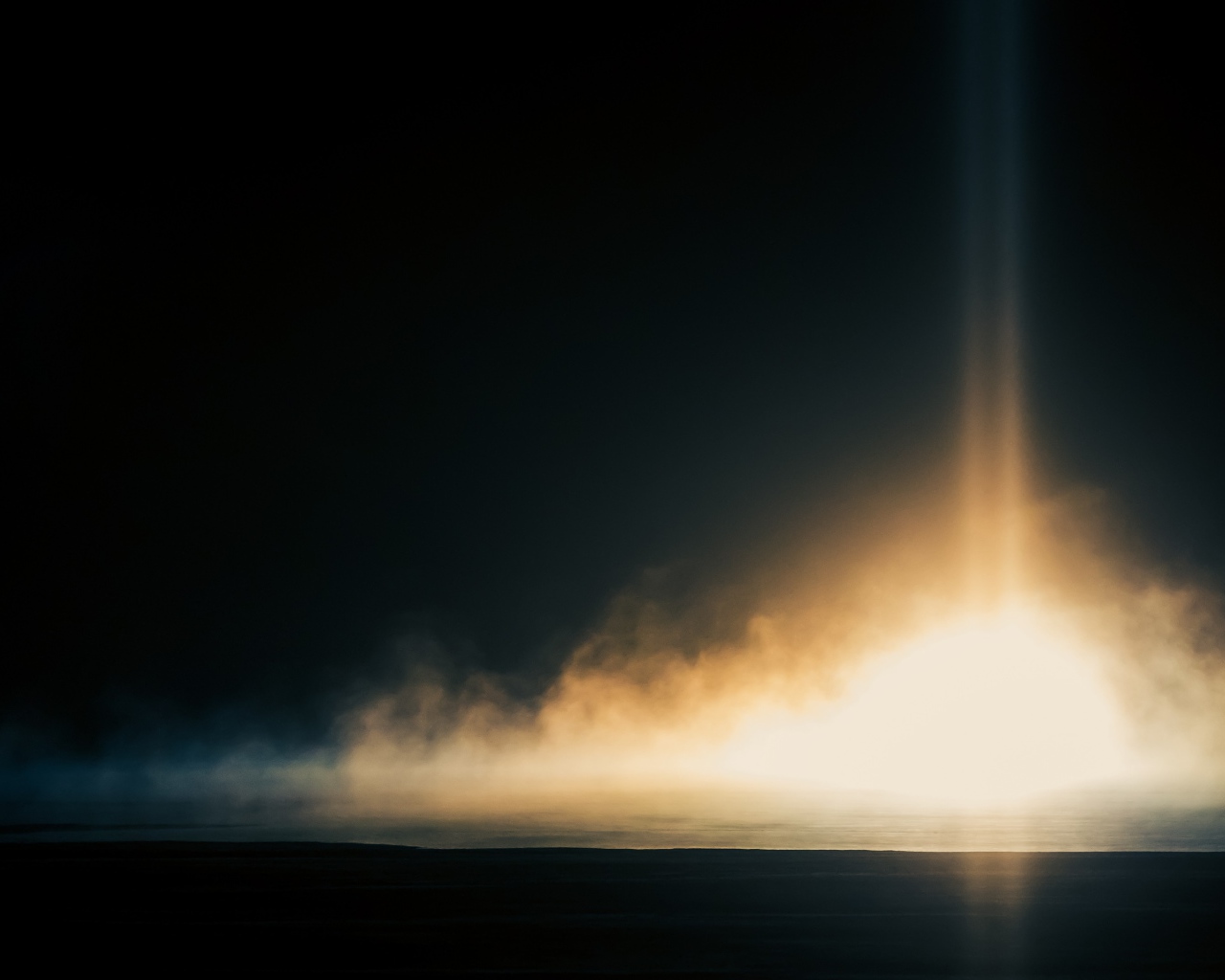 Яркий свет в ночи