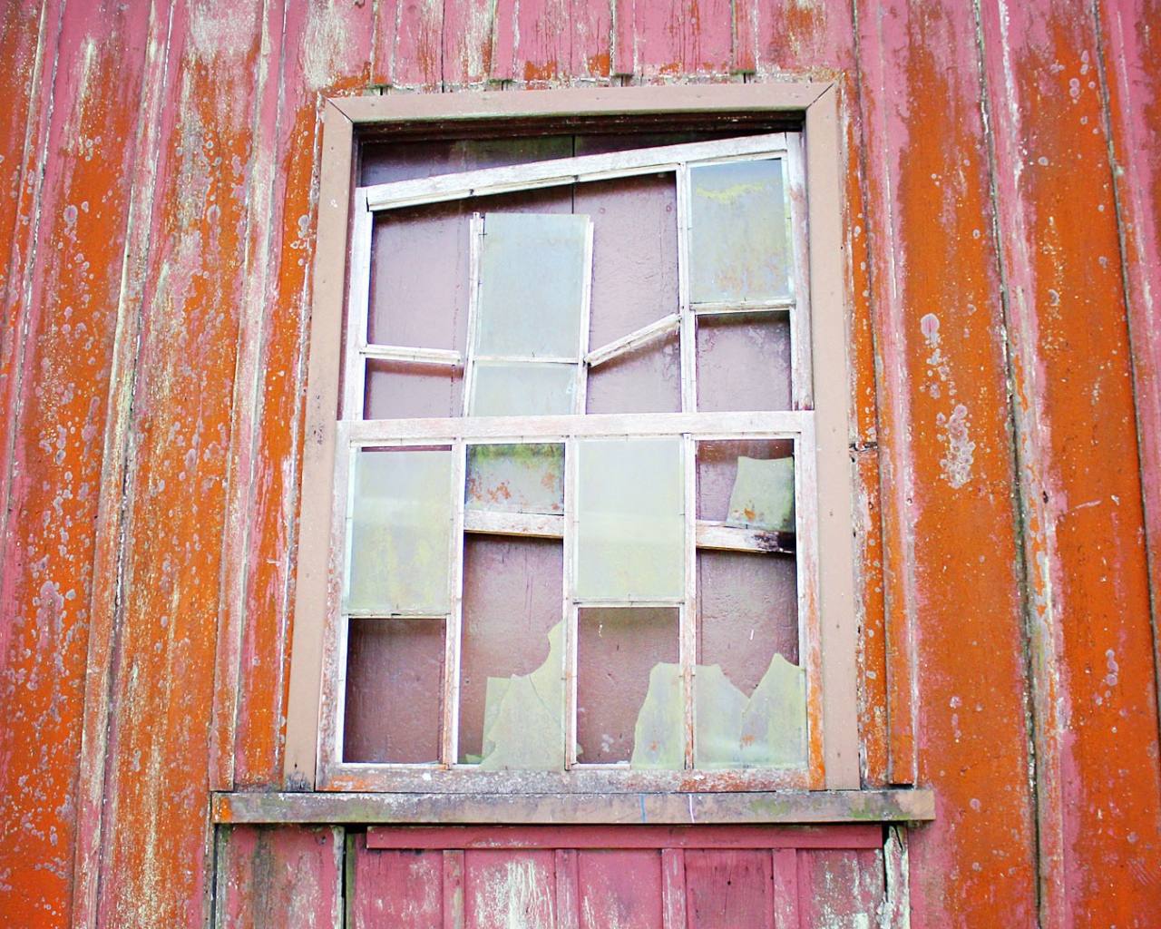 Разбитое окно в доме