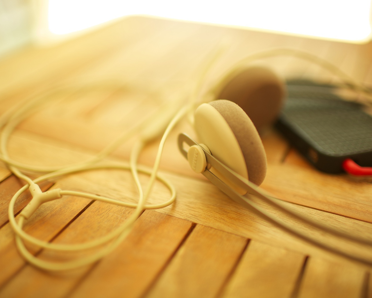 Коричневые наушники на деревянном столе