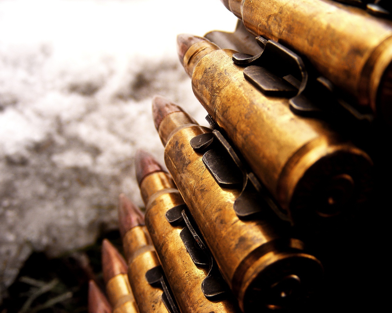 Пули в пулеметной ленте