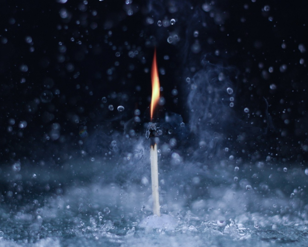 Горящая спичка под дождем