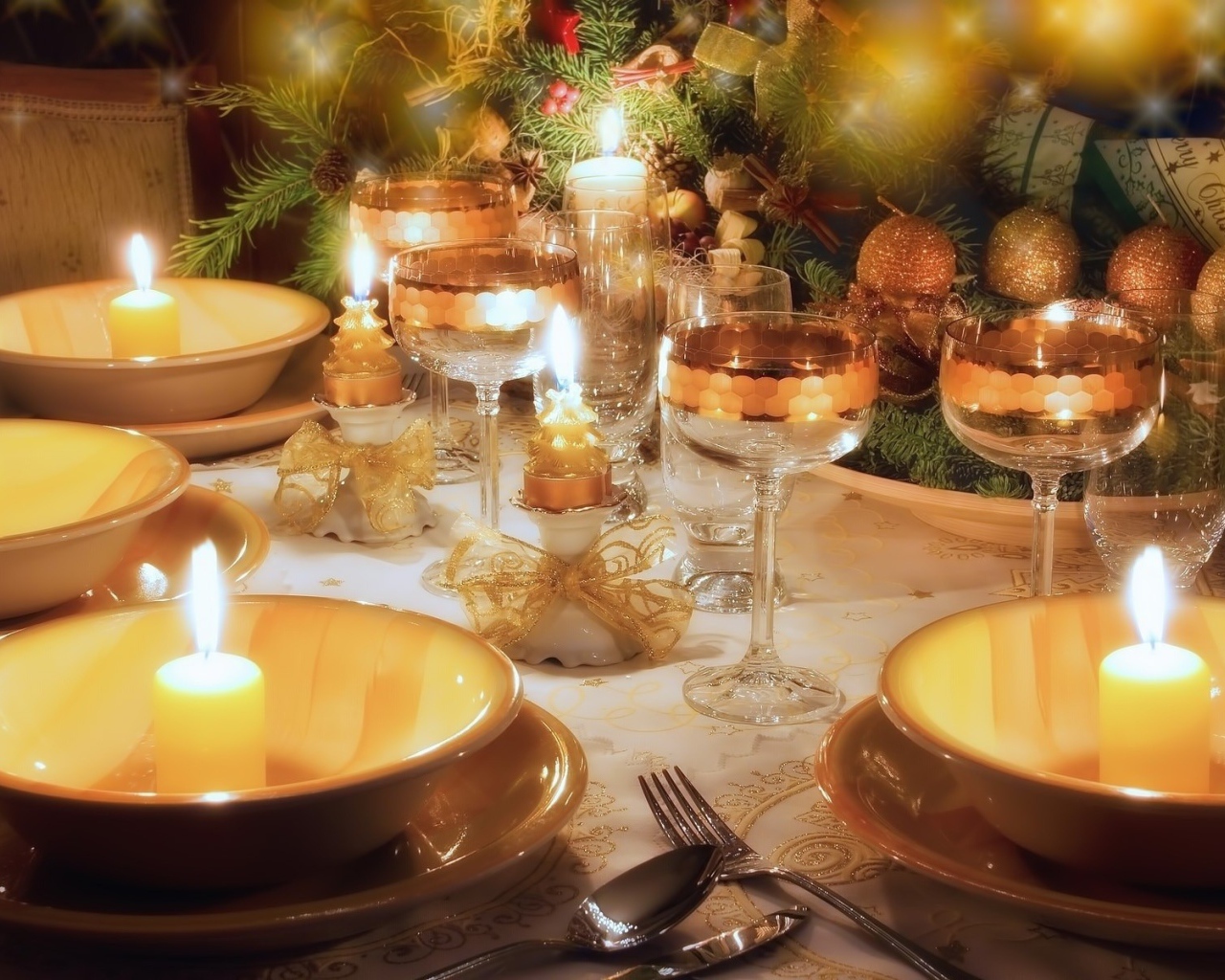 Свечи в тарелках на праздничном столе