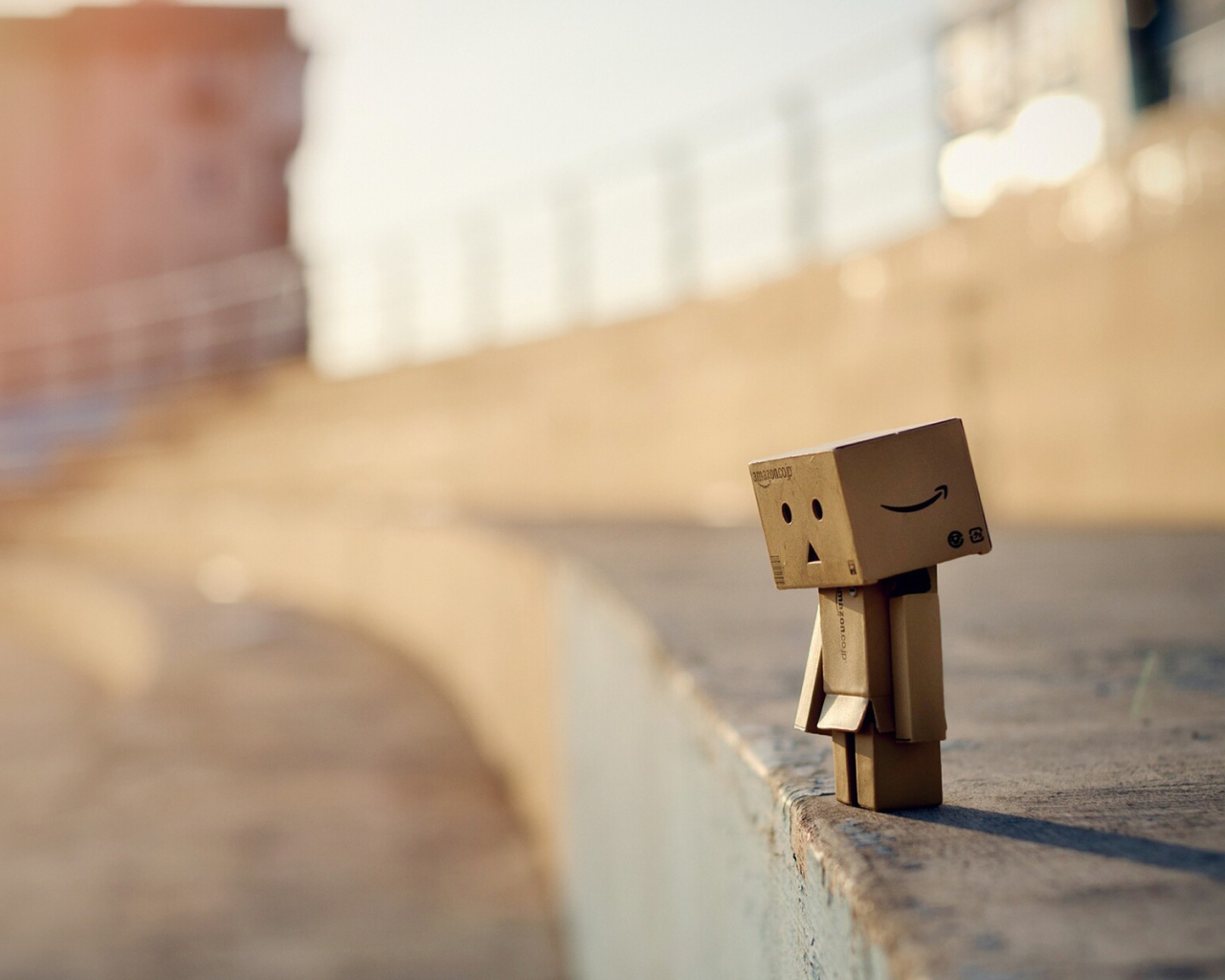 Картонный человечек на стадионе