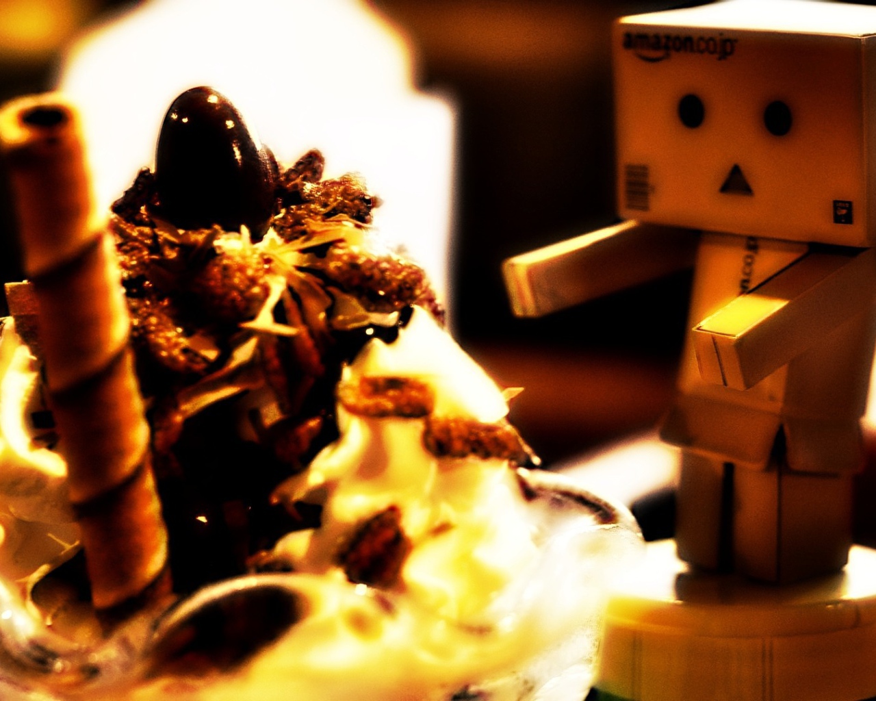 Картонный человечек смотрит на пирожное