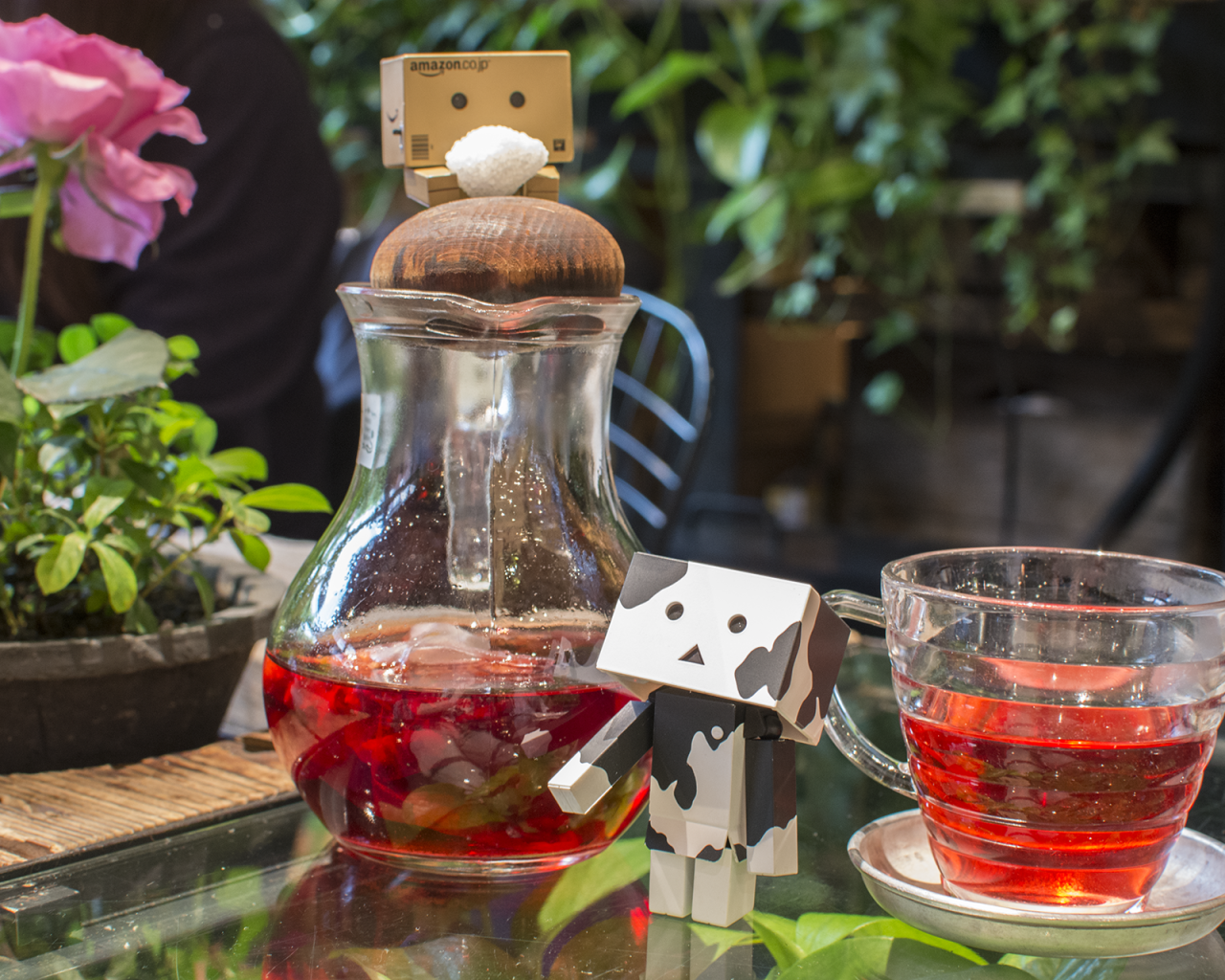 Картонные человечки на столе