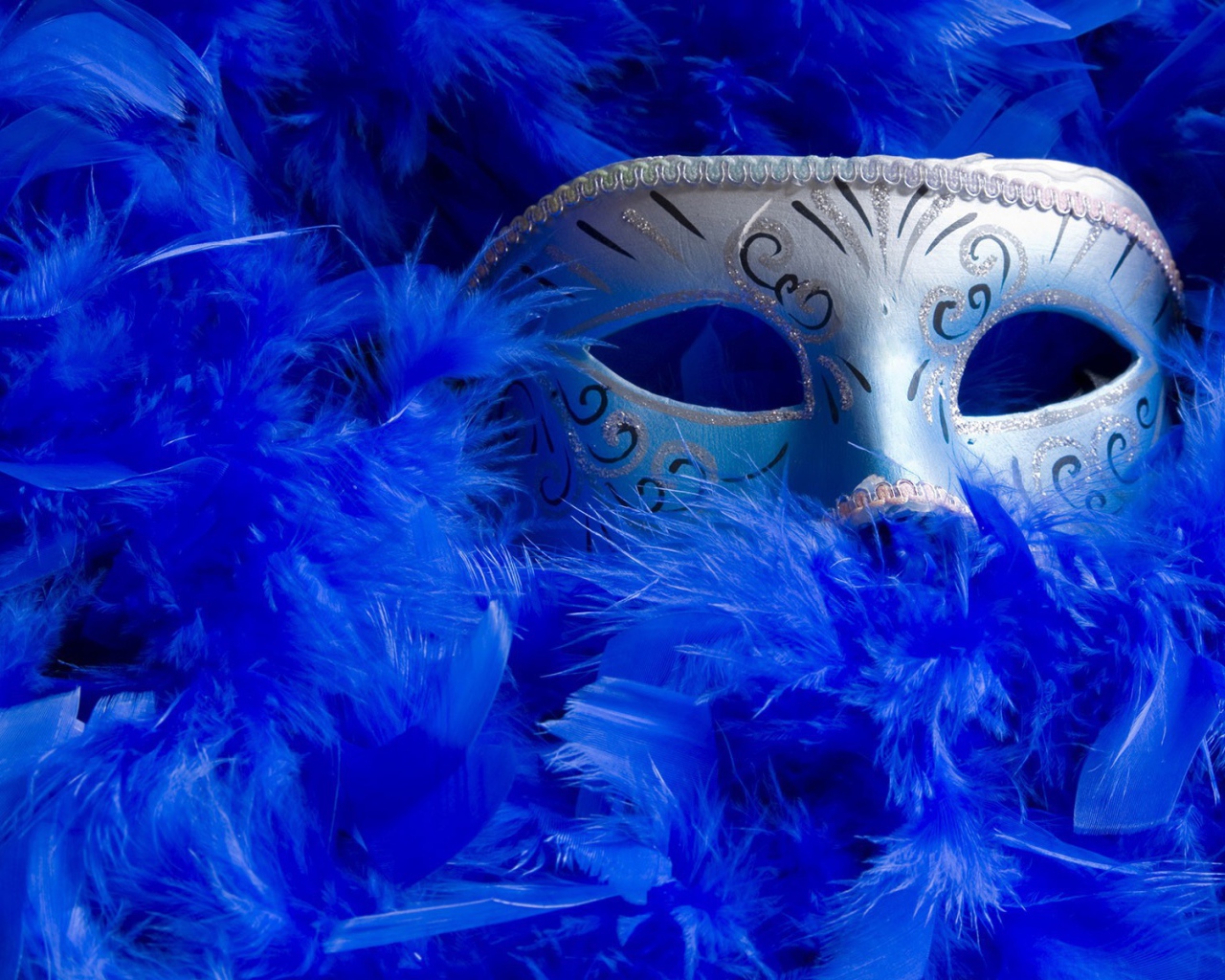 Карнавальная маска в синих перьях