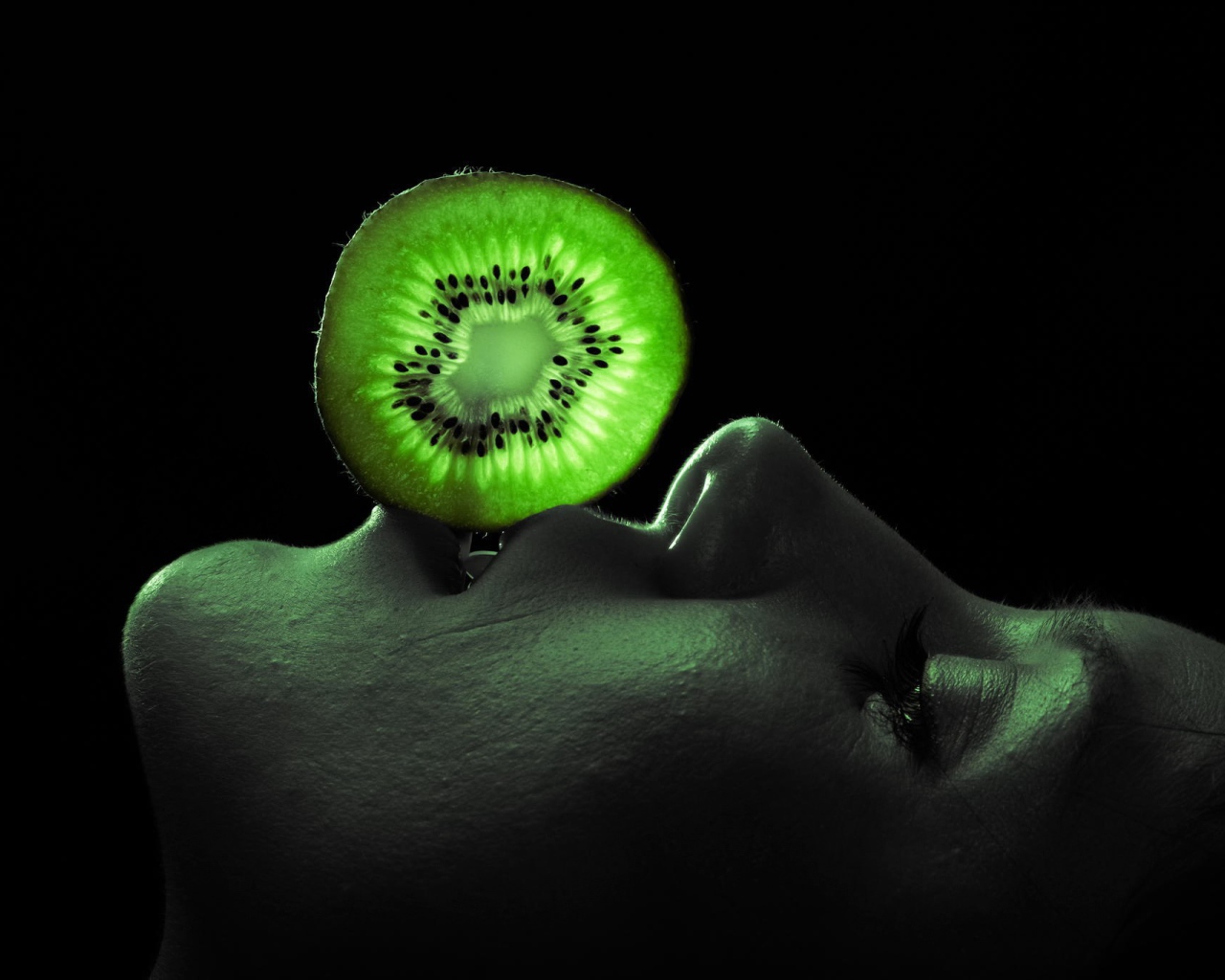 Кружок киви на лице у девушки