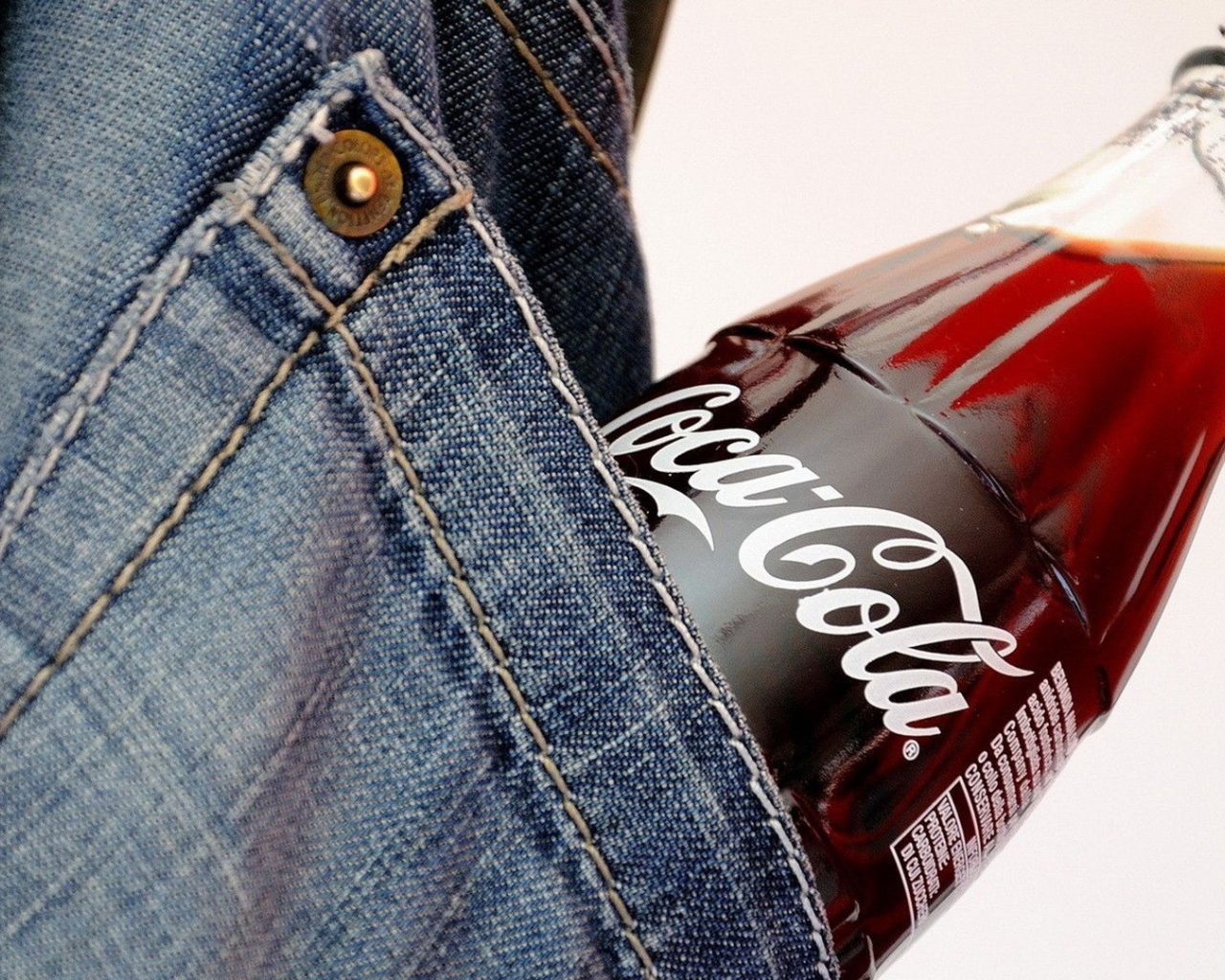 Бутылка Кока-Колы в кармане джинс