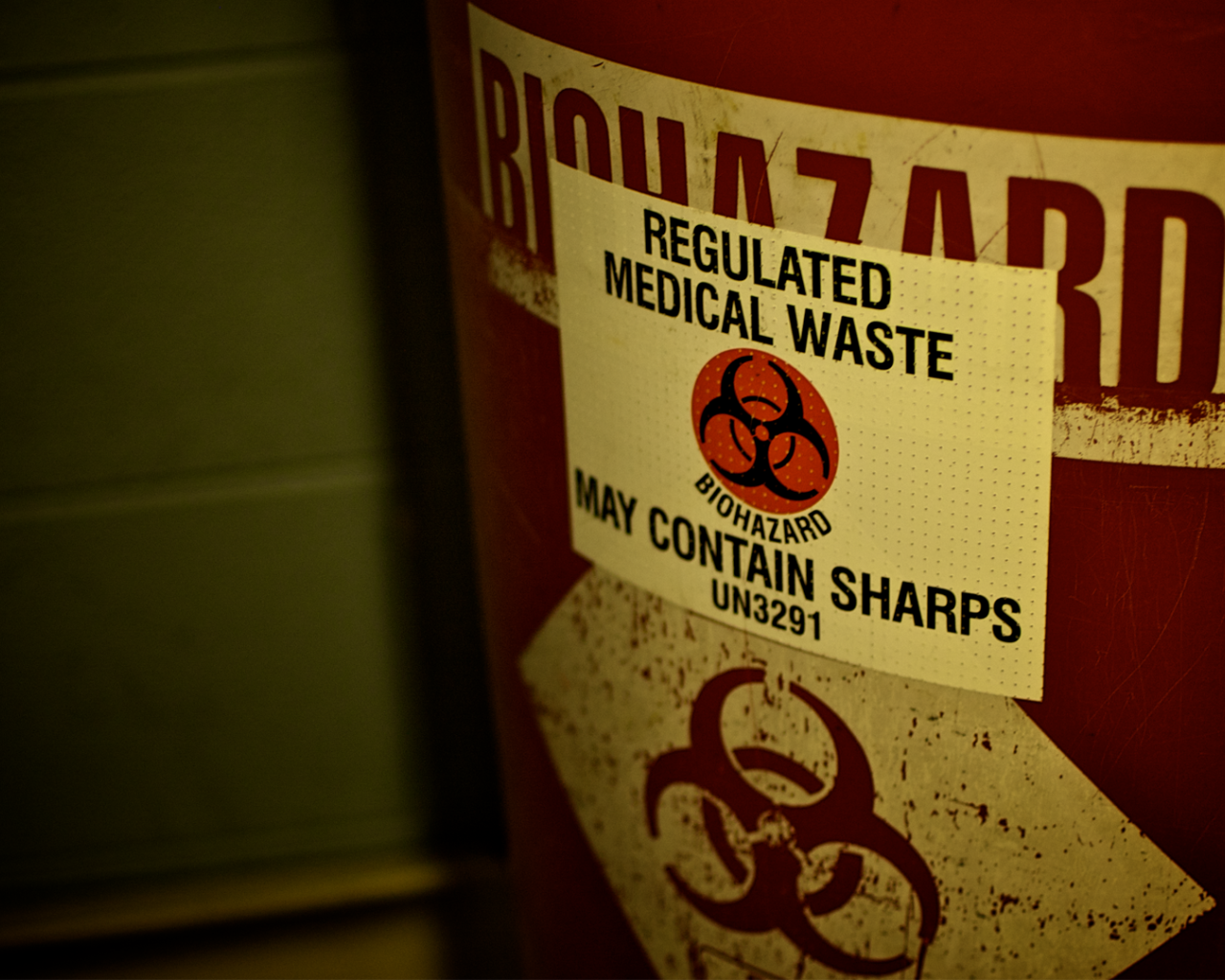 Контейнер с опасными био отходами