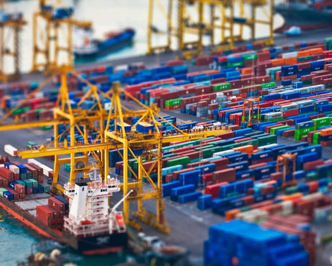 Контейнеры в грузовом порту