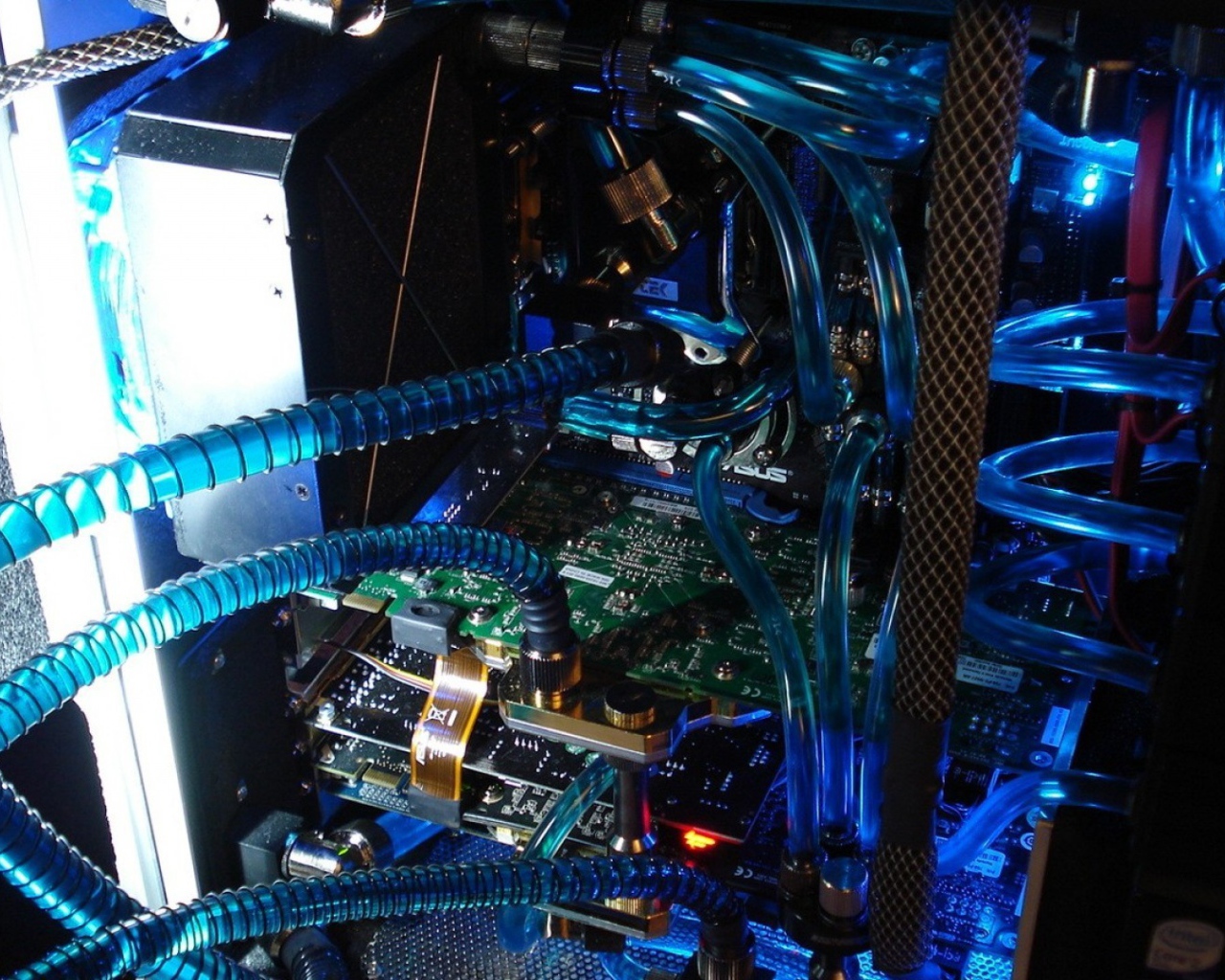 Трубки охлаждения мощного компьютера