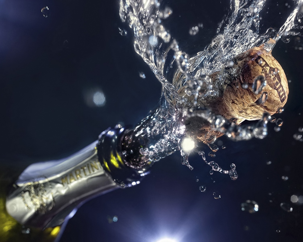 Пробка вылетает из бутылки шампанского