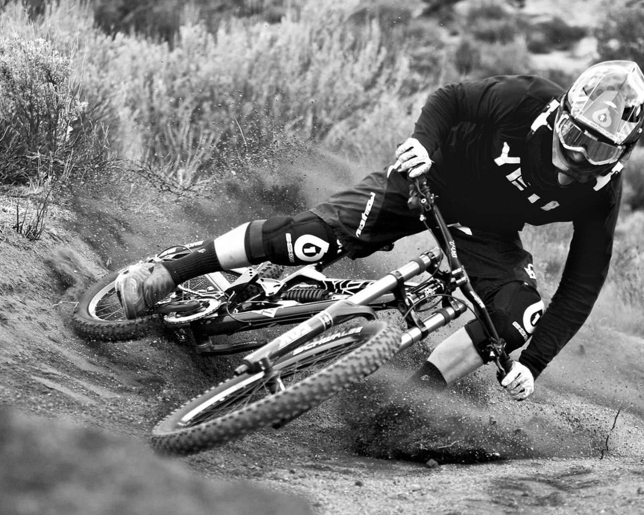 Велосипедист положил свой байк на бок