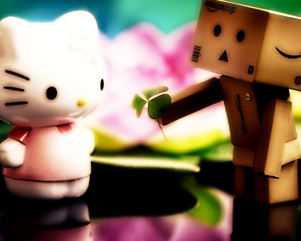 Дандо дарит листик кошке