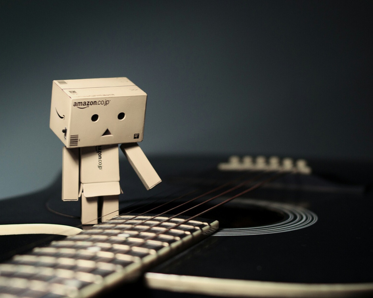 Дандо на черной гитаре