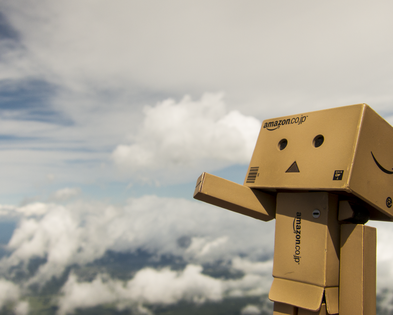 Дандо на фоне облаков