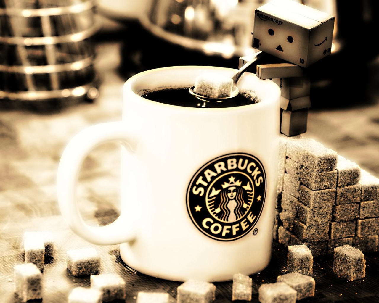 Дандо кладет сахар в кофе