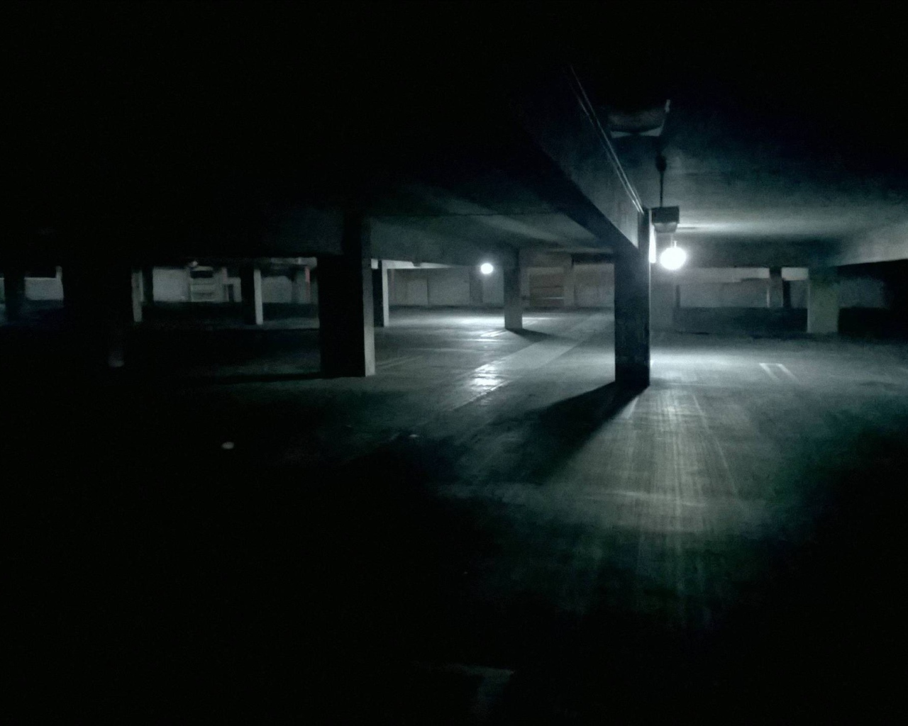 Темная ночная парковка