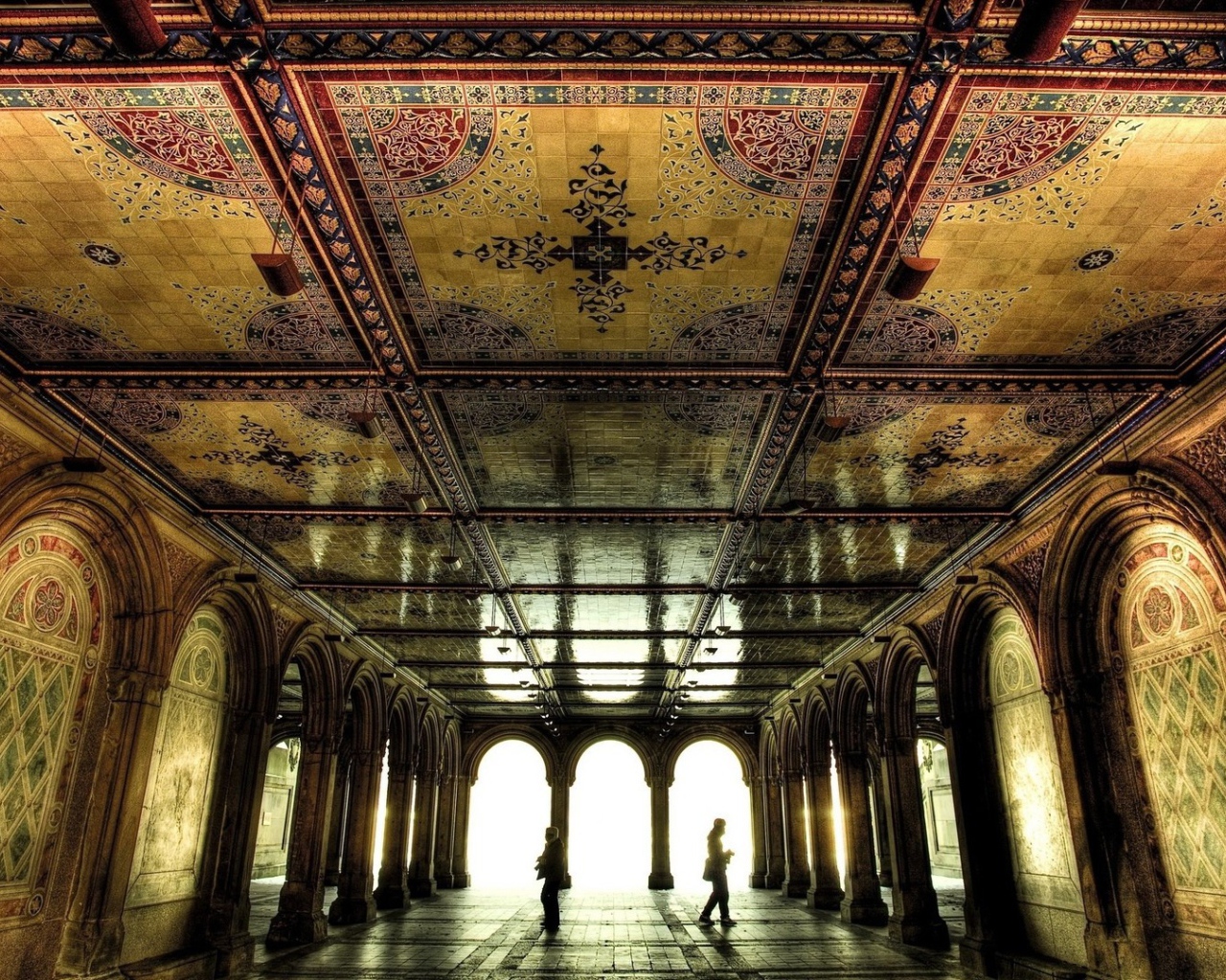 Декоративное украшение холла