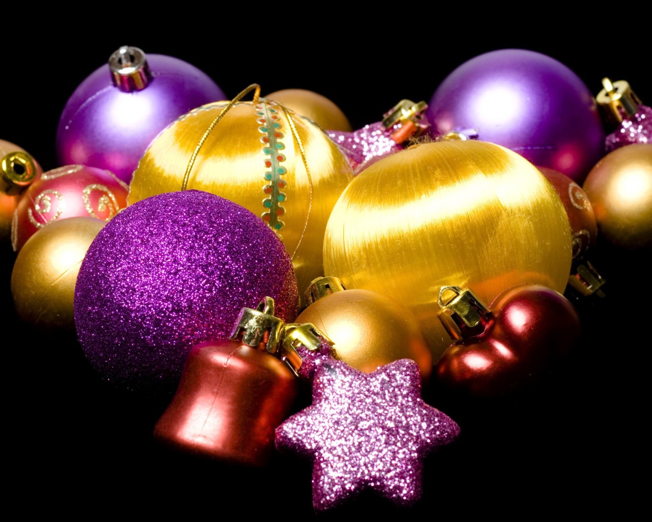 Украшения для елки на черном фоне