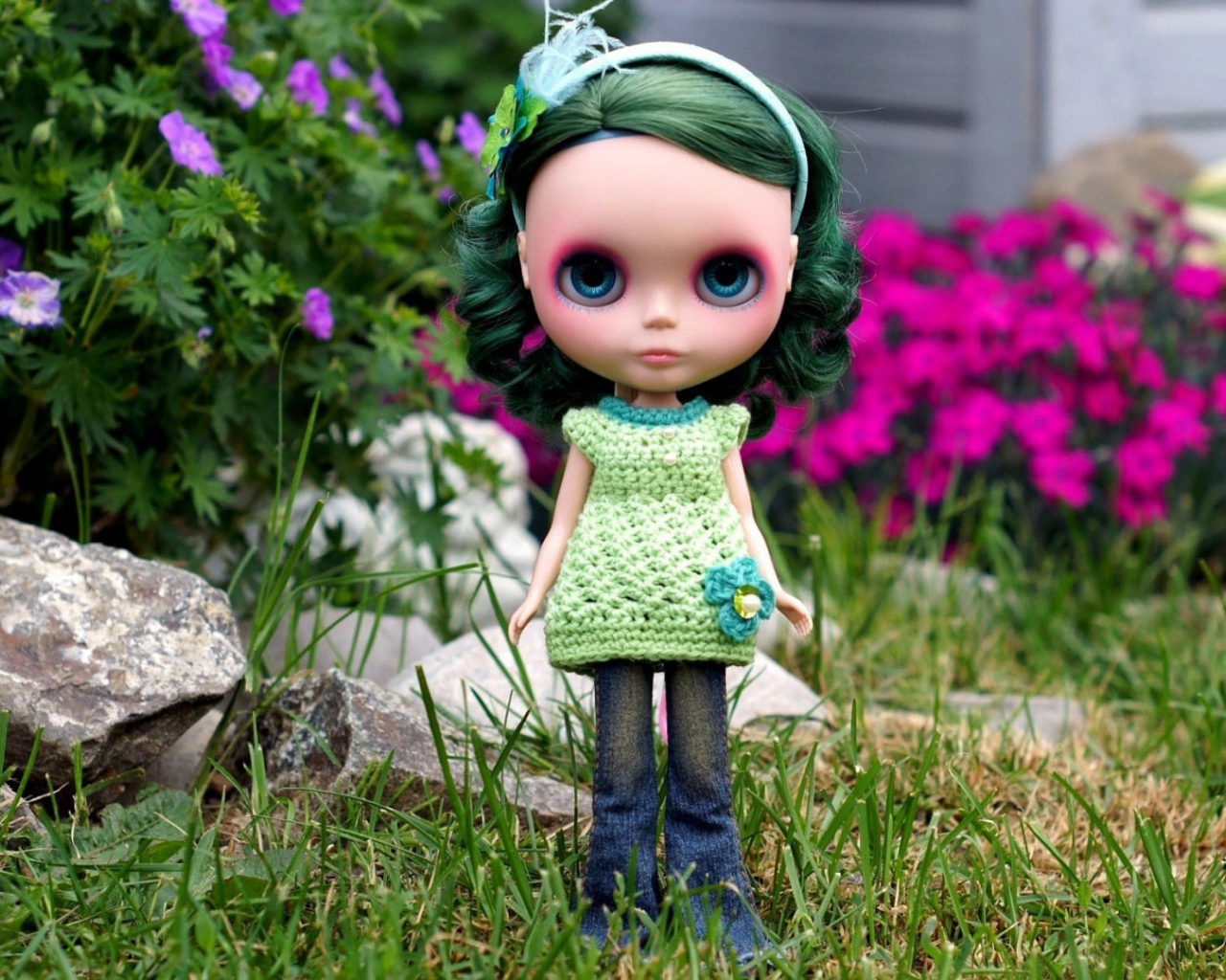 Кукла с зелеными волосами