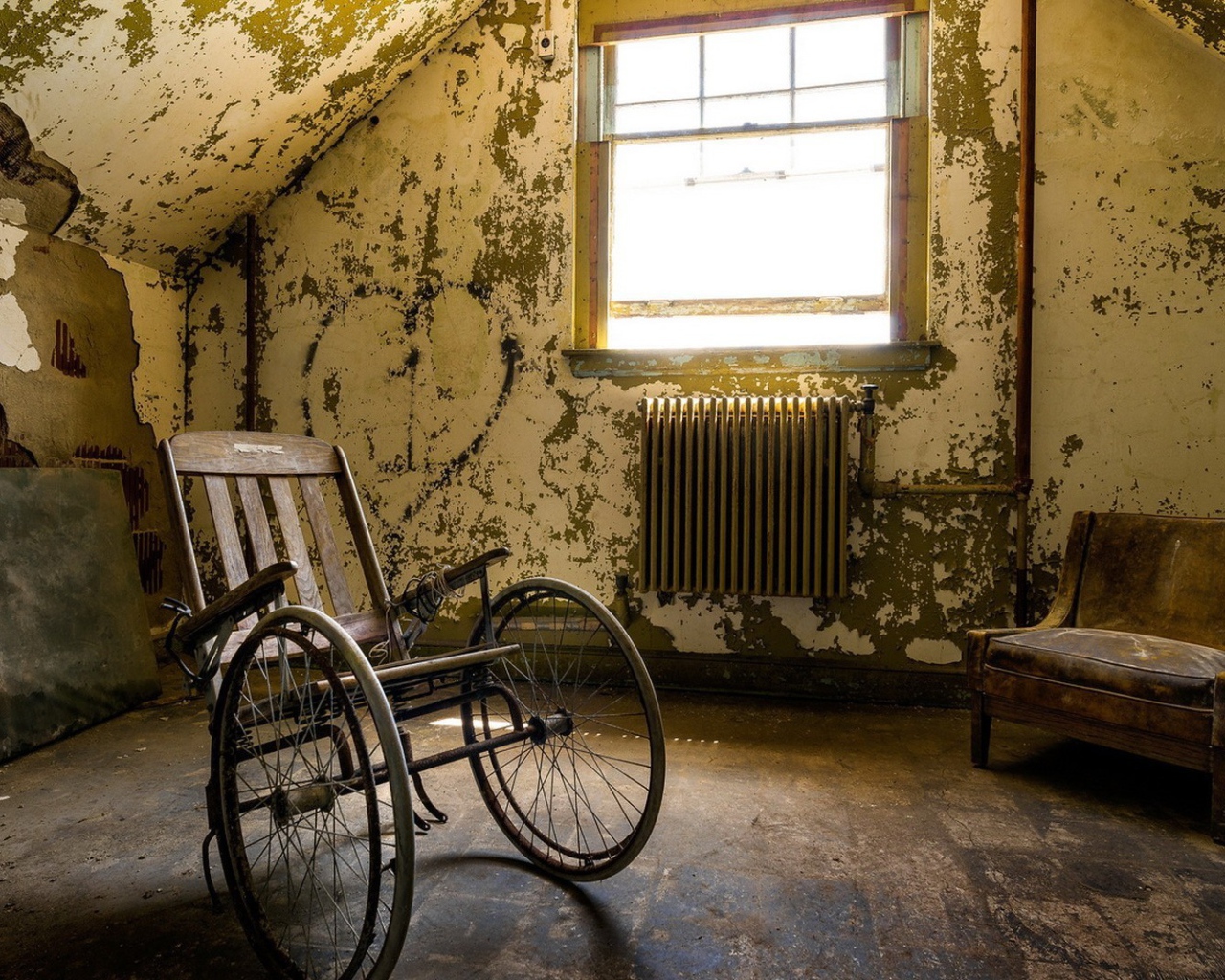 Пустое инвалидное кресло в заброшенном доме