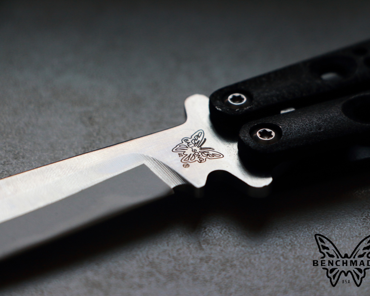 Гравировка бабочка на ноже