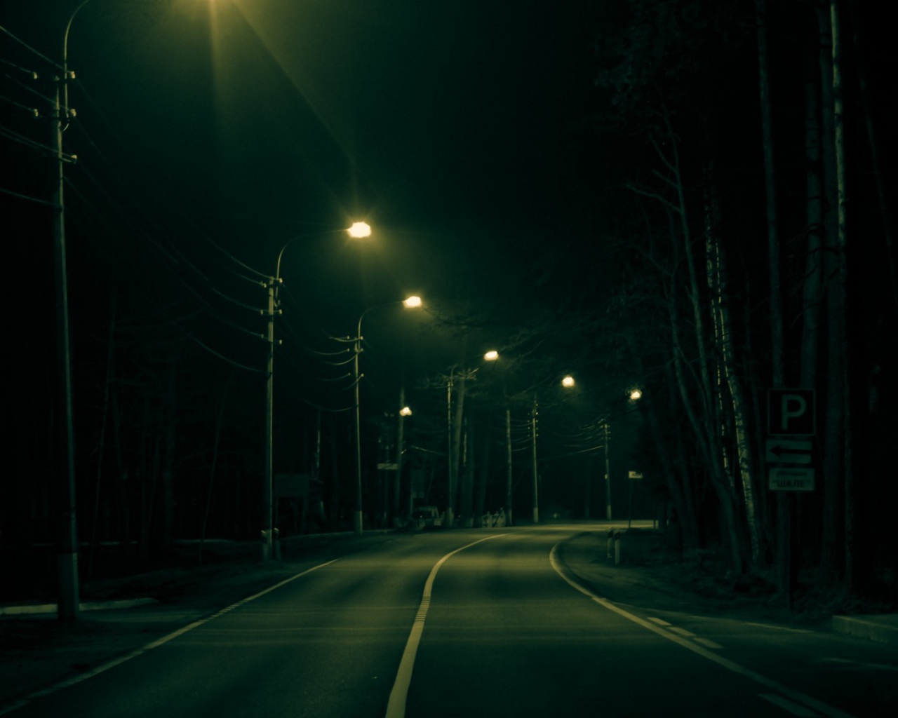 Вечерние огни на пустынной улице