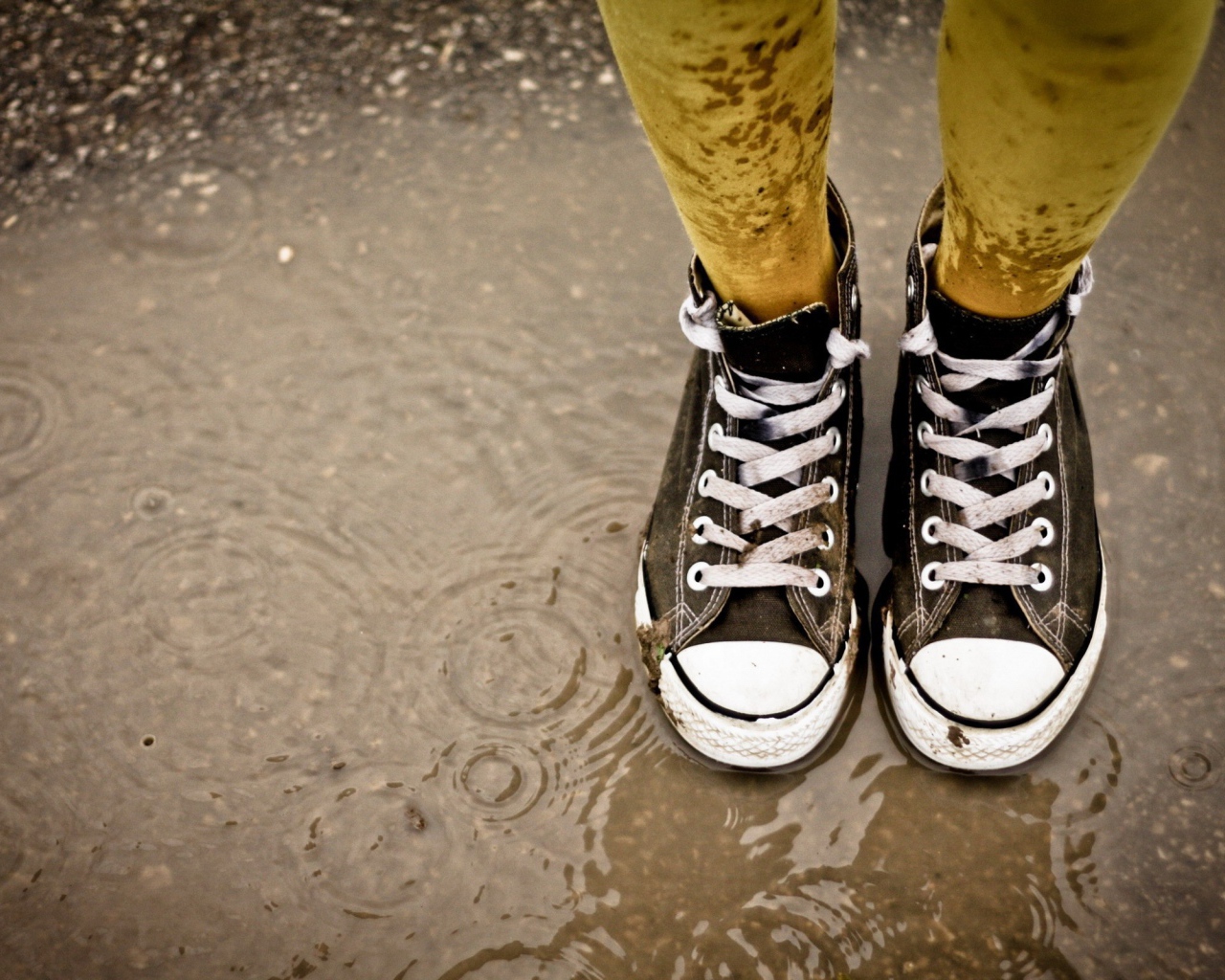 Ноги в кедах в луже